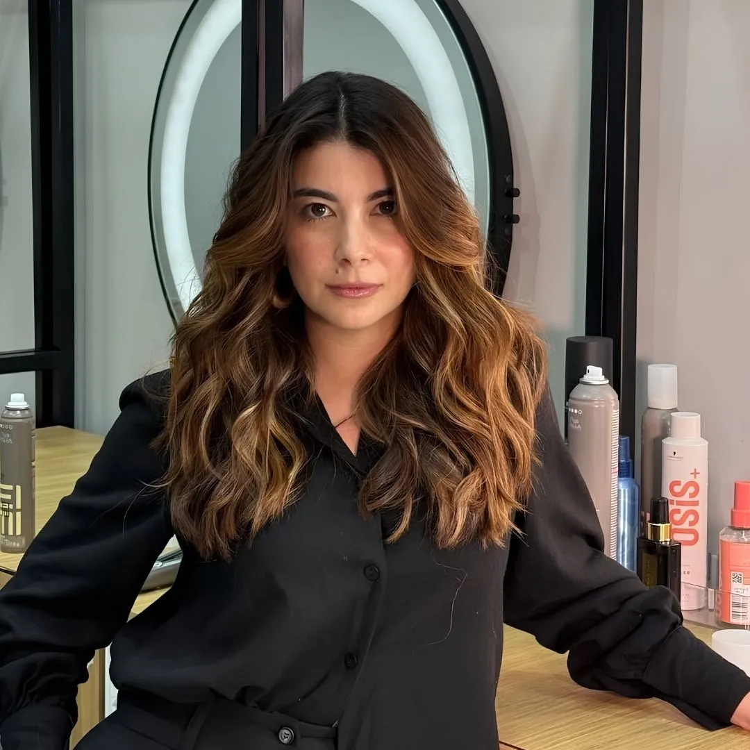 Profissional Andressa, especialista em mechas, moreno iluminado, cortes e penteados