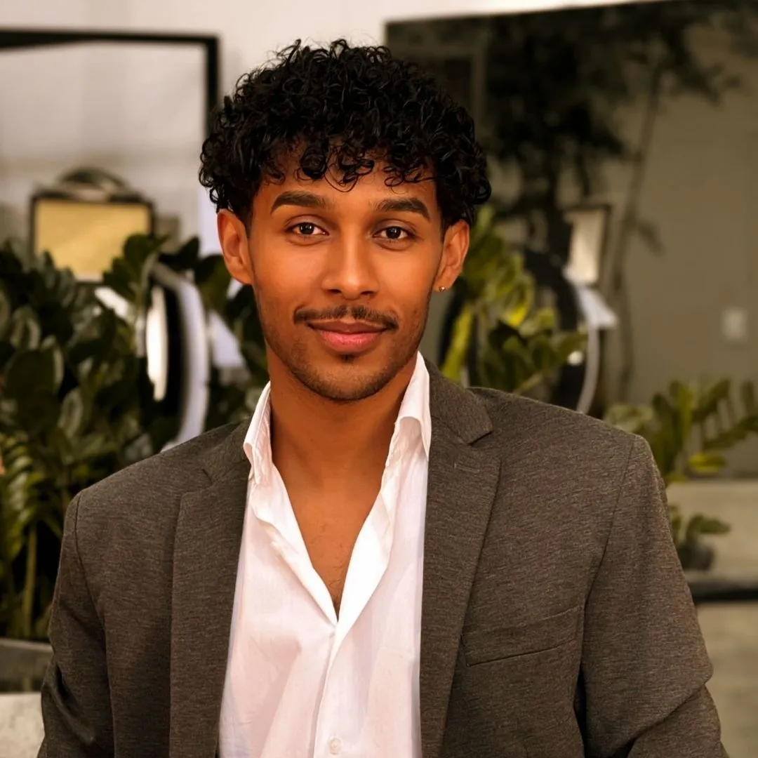 Profissional Jeferson, especialista em mechas criativas, cortes e colorimetria